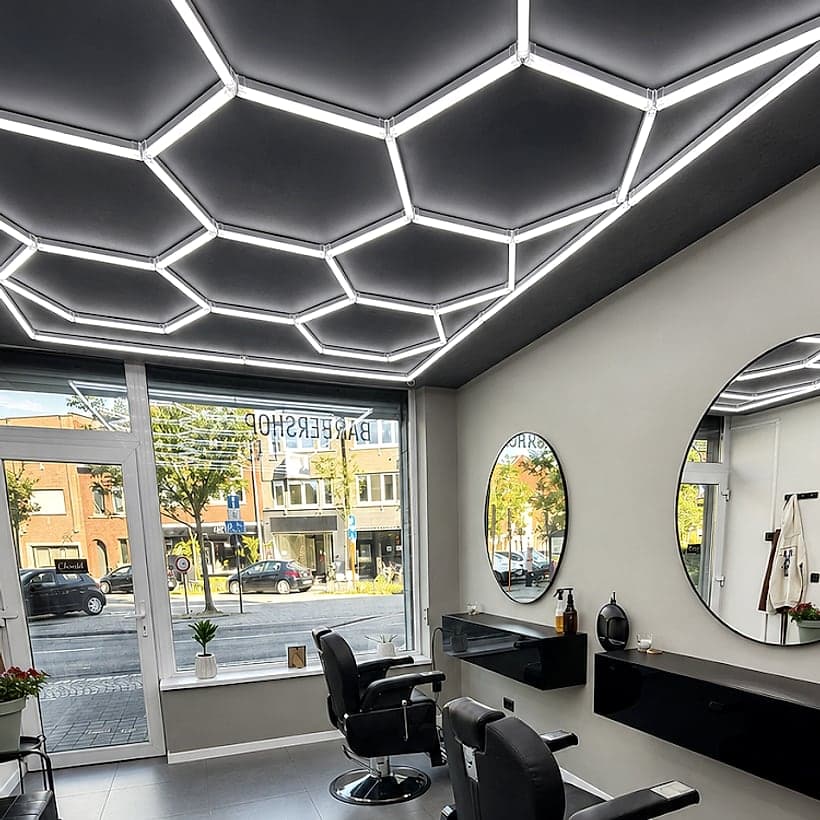 Modern interieur met hexagon-LED-plafond bij Cut & Go